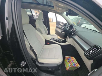 2020 Volvo XC40 T4 Momentum – miniatura 18