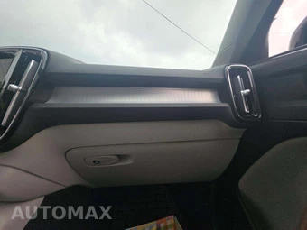 2020 Volvo XC40 T4 Momentum – miniatura 19