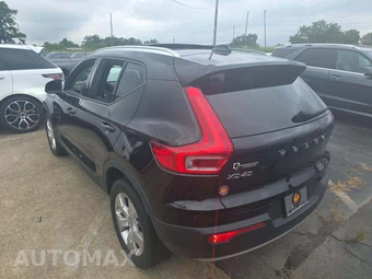 2020 Volvo XC40 T4 Momentum – miniatura 2