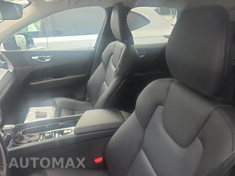 2020 Volvo XC60 T5 Momentum – miniatura 13