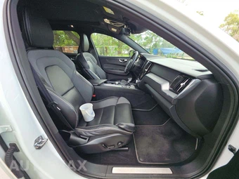 2020 Volvo XC60 T5 R-Design – miniatura 18