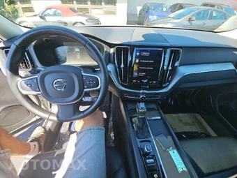 2020 Volvo XC60 T6 Momentum - miniatura 10