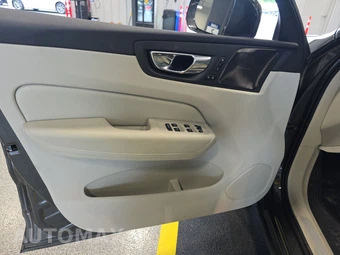 2020 Volvo XC60 T6 Momentum - miniatura 9