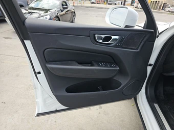 2020 Volvo XC60 T6 Momentum - miniatura 9