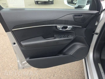 2020 Volvo XC90 T6 Momentum 7-Passenger - miniatura 9