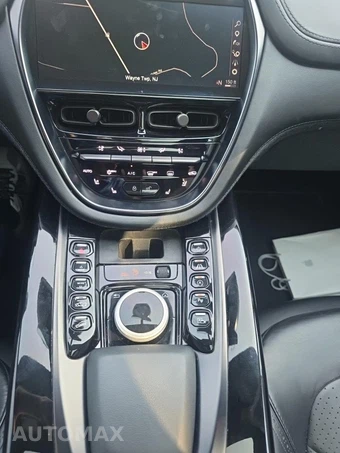 2021 Aston Martin DBX - miniatura 24
