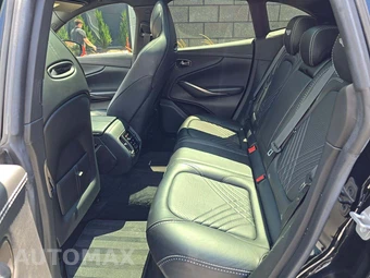 2021 Aston Martin DBX - miniatura 13