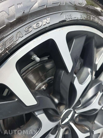 2021 Aston Martin DBX - miniatura 22