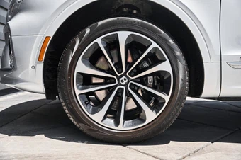 2021 Bentley Bentayga V8 - miniatura 3