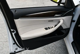 2021 BMW 5 Series Sedan 540i xDrive - miniatura 11