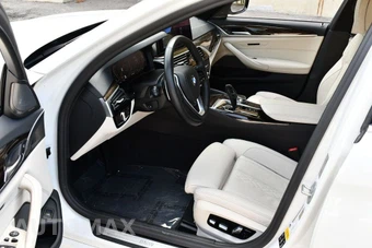 2021 BMW 5 Series Sedan 540i xDrive - miniatura 44