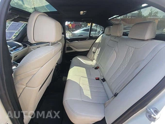 2021 BMW 5 Series Sedan M550i xDrive - miniatura 10