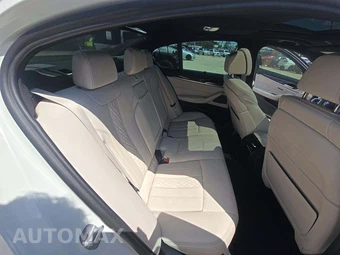 2021 BMW 5 Series Sedan M550i xDrive - miniatura 13