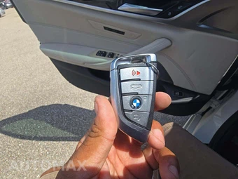 2021 BMW 5 Series Sedan M550i xDrive - miniatura 5