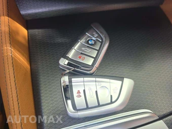2021 BMW 5 Series Sedan M550i xDrive - miniatura 5