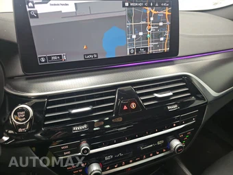 2021 BMW 5 Series Sedan M550i xDrive - miniatura 11