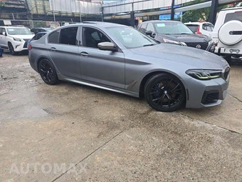 2021 BMW 5 Series Sedan M550i xDrive - miniatura 4