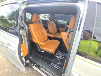 2021 Chrysler Pacifica Hybrid Pinnacle 121.6" WB - miniatura 17