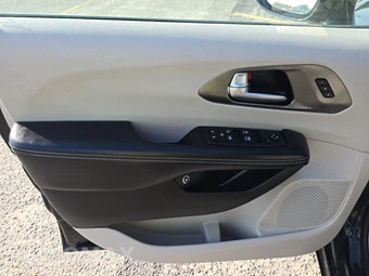 2021 Chrysler Pacifica Hybrid Touring L 121.6" WB - miniatura 9