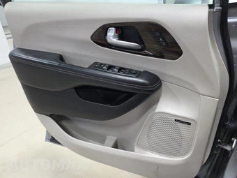 2021 Chrysler Pacifica Limited 121.6" WB - miniatura 9