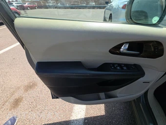 2021 Chrysler Pacifica Limited 121.6" WB - miniatura 9