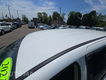 2021 Chrysler Voyager LX 121.6" WB - miniatura 12