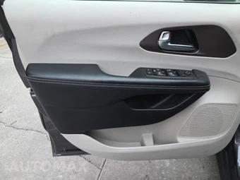 2021 Chrysler Voyager LX 121.6" WB - miniatura 9
