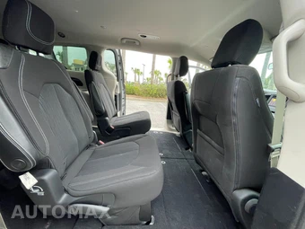2021 Chrysler Voyager LX - miniatura 13