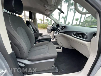 2021 Chrysler Voyager LX - miniatura 14