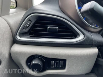 2021 Chrysler Voyager LX - miniatura 24