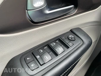 2021 Chrysler Voyager LX - miniatura 25