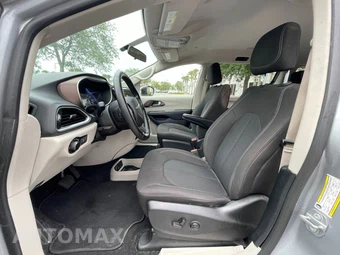 2021 Chrysler Voyager LX - miniatura 9