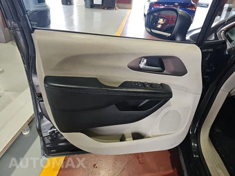 2021 Chrysler Voyager LXi 121.6" WB - miniatura 9