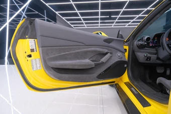2021 Ferrari F8 Spider Convertible - miniatura 2