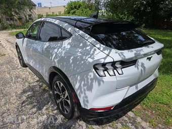 2021 Ford Mustang Mach-E Premium - miniatura 2