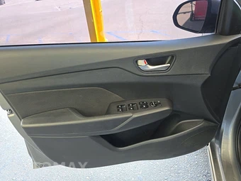 2021 Hyundai Accent SE - miniatura 9