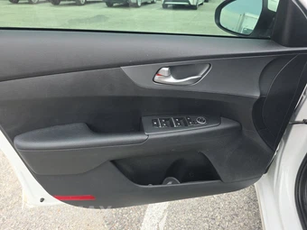 2021 Kia Forte FE – miniatura 9