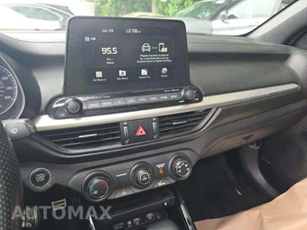 2021 Kia Forte GT – miniatura 10