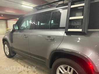 2021 Land Rover Defender 110 S - miniatura 11