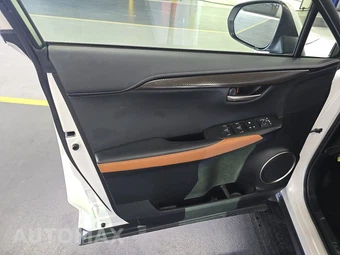 2021 Lexus NX 300 – miniatura 9
