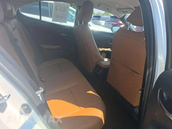 2021 Lexus UX 250h - miniatura 16