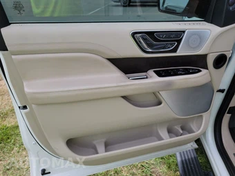 2021 Lincoln Navigator Reserve – miniatura 9