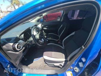 2021 Nissan Versa SV – miniatura 3