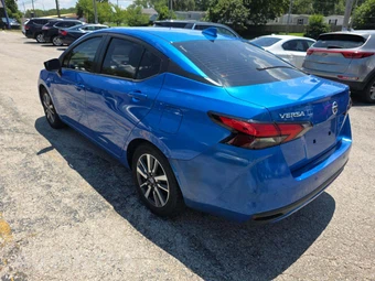 2021 Nissan Versa SV – miniatura 2