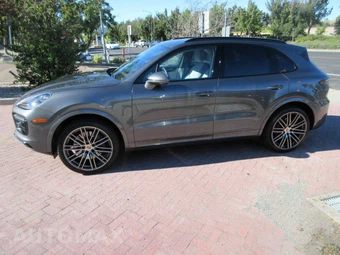 2021 Porsche Cayenne S - miniatura 3