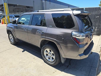 2021 Toyota 4Runner SR5 - miniatura 6