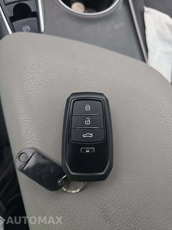 2021 Toyota Camry Hybrid LE - miniatura 5