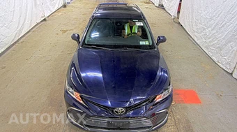 2021 Toyota Camry LE - miniatura 2