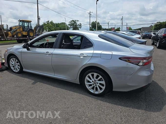 2021 Toyota Camry LE - miniatura 2