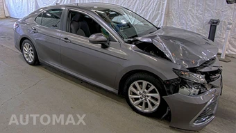 2021 Toyota Camry LE - miniatura 3